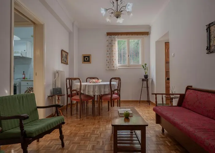 Διπλα Σε Μετρο , Κοντα Στην Ακροπολη